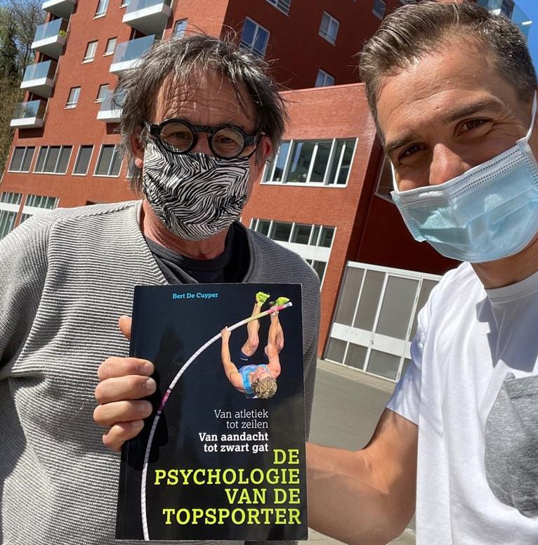 Bert De Cuijper overhandigt een exemplaar van zijn boek aan wielrenner Zdenek Stybar, wiens gezinsfoto bij de F van Familie is geplaatst.